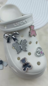 Bộ 8 Sticker Charm 3D chủ đề Nơ và gấu nhựa cứng gắn Dép Sục Cá Sấu MayTo JB-389