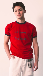 (Leisure Projects) LEISURE RINGER TEE เสื้อเเขนสั้น ผ้า cotton spandex พิมพ์โลโก้ Leisure Projects