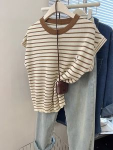 เสื้อถักแขนสั้นลายทางสีบล็อกคอตั้งหลวมๆ บางๆ สำหรับผู้หญิงในช่วงฤดูร้อน เสื้อเชิ้ตปักลายสไตล์ฝรั่งเศส ทรงหลวมๆ ทรงหลวมๆ