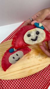 CIRENG MY MELODY ISI 2 PCS ISI AYAM SUWR PEDAS FOOD FROZEN SAMBAL PEDAS GURIH AYAM YUMMIE