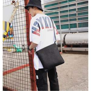 กระเป๋าสะพายข้างผู้ชายพาดลำตัว หนังPU สไตล์เกาหลี ทันสมัย ทอ หนัง กลางแจ้ง ลำลอง กระเป๋าสะพายข้างขนาดเล็กธุรกิจ