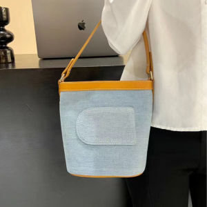 กระเป๋าผ้าใบทรงถังสะพายข้างความจุขนาดใหญ่ กระเป๋าสะพายไหล่แบบลำลองสำหรับผู้หญิง กระเป๋าผ้าใบสไตล์เกาหลี กระเป๋าสะพายข้างแบบสะพายข้างสำหรับผู้หญิง