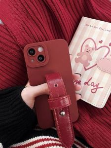 เคสโทรศัพท์มือถือแบบมีสายรัดข้อมือสีแดงไวน์หรูหราสำหรับ Apple 17promax 15pro 16pro 13 สำหรับผู้หญิง 12/11 14pro 11 เรซิน