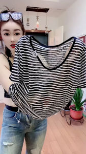 เสื้อยืดลายทางคอวีแขนสั้นผ้าไหมน้ำแข็งหลวมๆ สำหรับผู้หญิงในช่วงฤดูร้อนปี 2024 เสื้อผ้าทำงานสไตล์เกาหลีแบบลำลอง