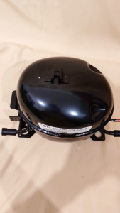 CMA042 COMPRESSOR / KOMPRESOR / COMPRESOR KULKAS LG CMA042LHEG 1/8 134 (+ PACKING KAYU)