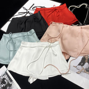 กระโปรงทรงเอผ้าซาตินเนื้อเงา กระโปรงสั้นทรงเอเอวสูง ฤดูร้อน 2024 กระโปรงสั้นผ้าซาตินเนื้อเงาแบบไม่สมมาตร กระโปรงสั้นป้องกันแสง