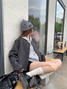 เสื้อแจ็คเก็ตสั้นทรงหลวมสไตล์ลำลองสำหรับผู้หญิงในฤดูใบไม้ร่วงปี 2024 สีเทา ผ้าขนสัตว์ กางเกงยีนส์ คอตั้ง ปกเสื้อโค้ท