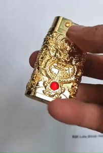 ( BUÔN BÁN SỈ ) BẬT NẮP 1 CHẠM ZORRO CAO CẤP HÌNH RỒNG DẬP NỔI CẨN NGỌC NGUYÊN KHỐI 2 MÀU VÀNG - ĐEN SANG TRỌNG