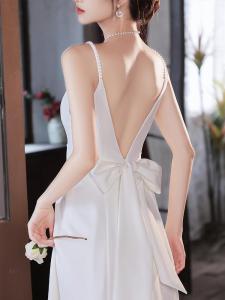 ชูดเดรสสายรัดถูงเท้ายาวผ้าซาตินสีขาว 3 หน้าที่ดูแลหน้า 3 ชุดเดรสสีขาว 3 กิจกรรมที่ดูแลผ้า