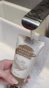 Sữa Rửa Mặt Mầm Gạo Hạnh nhân Queenie skin Dịu Nhẹ Giúp Da Sạch Thoáng Không Chứa Xà Phòng 120ml có hạt massage không tạo bọt