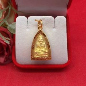 จี้พระหลวงปู่ทวด วัดช้างให้ องค์ทอง ขนาด 1.8x2.8 cm ชุบทอง เสริมมงคล แคล้วคลาดปลอดภัย จี้ทอง จี้สร้อยคอ งานสวย พร้อมบูชา