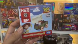 Mô Hình Xe Thùng Đồ Chơi Andy Đóng Mở Nắp Linh Hoạt Kèm Jessie - Dream Tomica Toy Story SP