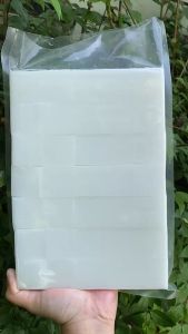 เบสกลีเซอรีนขุ่นขาว 1 กิโลกรัมเกรดพรีเมี่ยม เหมาะสำหรับสบู่สีพาสเทลหรือสีขาว ฟองเยอะ นุ่มละเอียด เป็นพริกผลที่น่าสนใจ ผิวแพ้ง่าย ราคาที่ประมาณ 300-400 บาท