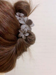 กิ๊บติดผมรูปฉลามขนาดกลางสไตล์ย้อนยุคสำหรับผู้หญิง กิ๊บติดผมแบบใหม่ปี 2024 ที่มีความรู้สึกหรูหราและหรูหรา กิ๊บติดผมแบบหนีบผม