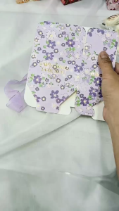 กล่องของขวัญ ของชำร่วย  ลายดอกไม้ พร้อมโบว์แก้ว มี 4 สี