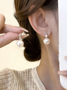 French Pearl Earrings: A Versatile High-End Commute Accessory