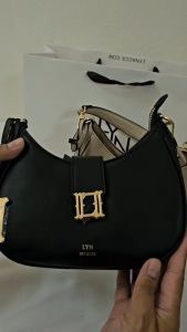 กระเป๋าสะพายข้าง LYN ทรงโฮโบ รุ่น เเต่งหน้าป้ายอะไหล่ คลอใหม่รุ่นตามหา สี: 6 สัญลักษณ์ สี: 2 สาย อุปกรณ์: ถุงผ้า ป้ายราคา: ถูกต้อง