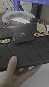 กระเป๋าสะพายข้าง LYN รุ่นเคลลี่ คอลทันที หูจับอะไหล่กูญเเจะเเละ 2 เบบ ถือ เเละ