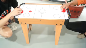 20/27 นิ้ว ชุดโต๊ะฮอกกี้ขนาดเล็กสำหรับเด็ก พร้อมพัดลมไฟฟ้า ใช้แบตเตอรี่ โต๊ะฮอกกี้ลม ของเล่น