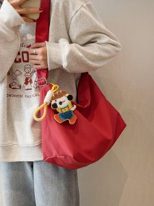 กระเป๋าผ้าใบทรงสะพายข้างแบบลำลองสำหรับผู้หญิง สีแดง 2024 กระเป๋าผ้าไนลอนแบบใหม่ในช่วงฤดูร้อน กระเป๋าสะพายข้างแบบลำลอง กระเป๋าถือแบบไม่มีซิป