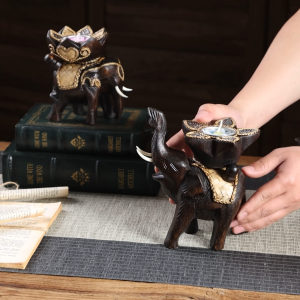 โคมเชิงเทียนรูปช้างสไตล์รีโทร ทำจากไม้จริง ให้น้ำหอมกลิ่นอายเอเชียตะวันออกเฉียงใต้