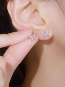 ZHOU LIU FU 周六福 PT950 Platinum Earrings Butterfly Earring Hypoallergenic White Gold Stud Earrings Timeless Daily Jewelry for Women Mom Daughter Birthday Anniversary B0914759