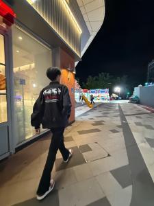 แจ็คเก็ตบินสีดำสไตล์อเมริกันสำหรับผู้ชาย ทรงหลวม สไตล์ลำลอง ฤดูใบไม้ผลิและฤดูใบไม้ร่วง แจ็คเก็ตบินสำหรับคู่รัก