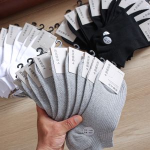 ถุงเท้าผ้าฝ้ายถักที่สะดวกสบายของผู้ชายที่มีความดูดซับความชื้นและป้องกันกลิ่นมีสไตล์หลอดสั้นสีบริสุทธิ์