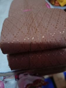 Gorden pintu ukuran 200x200 berwarna hijau dengan motif polos dan tekstur berkilau cocok untuk kamar tidur.