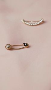 CURVED BROCCH PIN SET BY NAELOFAR WITH EXCLUSIVE BOX