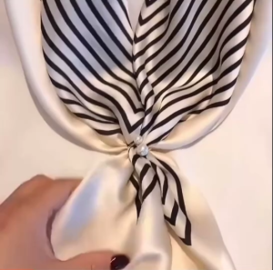 ผ้าพันคอผ้าซาดิน ผ้าซาตินแฟชั่น ผ้าพันคอและผ้าคลุมไหล่ ผ้าไหมซาติน ผ้าพันคออหญิง ขนาด90x90ซม