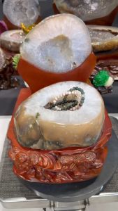 large XXL polished quartz jubaopen💯天然全抛光黄皮玛瑙聚宝盆 盆里白水晶体👍边部玛瑙带些绿幽灵 美丽透光玛瑙✔️ 🆓附送特制雕刻实木底座 整体高High: 36.5cm 底座宽width: 26.5x28cm 总重total weight: 11.55kg 玛瑙宽raw width: 24cm 洞深hole: 4cm 净重raw weight: 7.9kg ✅ #绝对天然水晶💯 #新山门市工厂🏭 #邮寄或上门自取 #johorbahru #crys