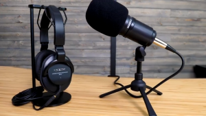 Zoom ZDM-1 Podcast Mic Pack ชุดไมค์พอดแคสต์ครบเซ็ต มาพร้อมหูฟังและขาตั้ง Dynamic Microphone Set