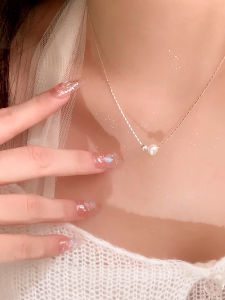 Minimalist Pearl Bean Snake Bone Necklace Womens Luxury Clavicle Chain High-End Sensation Sweater Chain Jewelry Accessory