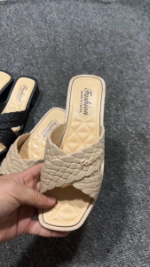 รองเท้าส้นสูงแฟชั่นสำหรับผู้หญิง ความสูง 3.5 ซม. แบบสวม ดีไซน์สายคาดถักหนา สวมใส่สบายและสะดวก