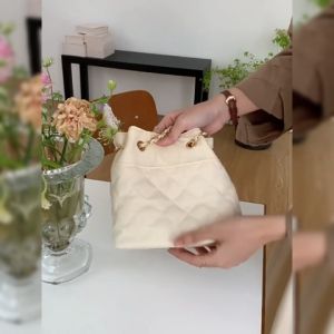 LEAShop มาใหม่ล่าสุด กระเป๋าสะพายหลังแฟชั่นฮิต ลายตารางสุดหรู กระเป๋าทนทาน ใส่ของได้เยอะ พกพาง่ายสะดวกสุดๆ มี 4สีสวยๆ บอกเลยว่างานนี้สาวห้ามพลาด