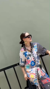 เสื้อทรงโอเวอร์ไซซ์ใส่ง่าย ดูแฟชั่นแบบมีสไตล์  • ลายพิมพ์ทั้งตัว งานต่อลายให้ลุคงานแพง  • ตัดขอบดีเทลขาวดำที่ปก เพิ่มความคมชัด  • แมตช์เป็นเซ็ตลุคแซ่บ หรือแยกใส่เดี่ยวก็ได้ลุคจัดเต็ม