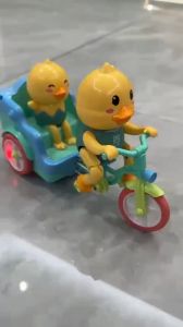Đồ chơi vịt đạp xe có đàn nhạc vui nhộn bánh xe phát sáng - vịt chạy xe nhựa an toàn cho bé