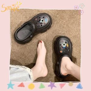 LHMonday สินค้าแนะนำ รองเท้าแตะแฟชั่นผู้หญิง ดีไซน์หัวโตเสริมส้นเพื่อความปัง รุ่นนี้มี 3 สีให้เลือกซื้อ ยิ่งติดตัวการ์ตูนน้องหมาความน่ารักคือเต็มสิบไม่หัก หยิบมาแมทช์กับลุคไหนก็ได้หมดดีต่อใจสุดๆ