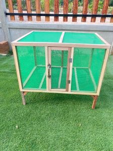 กรงอนุบาลไก่ประตูด้านหน้า