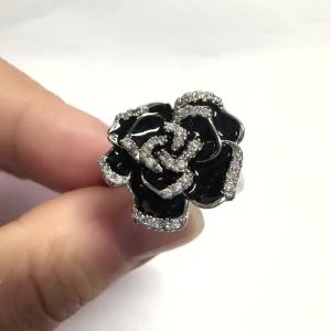 Huitan Luxury Women Ring Black Enamel Flower Wedding Engagement Special Accessories Inlaid Shiny CZ Trendy Gentle Jewelry Gift
