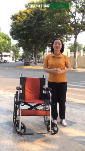 Xe lăn khung hợp kim nhôm cao cấp Lucass X-600 - Đệm ngồi siêu êm nâng được thành tay 2 bên giúp ra vào xe dễ dàng hơn.