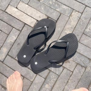 Mens Holiday Sandals Casual Flat Bottom Plastic Thong Slippers for Beach Travel Leisure Pure Color Everyday Wear