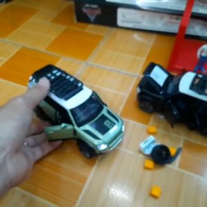 Đồ chơi trẻ em xe ô tô Range Rover Defender mô hình tỉ lệ 1:32 bằng kim loại có âm thanh và đèn mở được các cửa xe