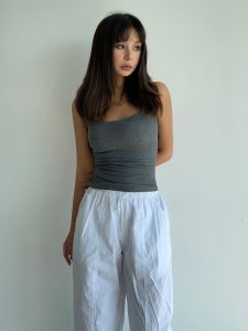 ผู้หญิง รูปแบบใหม่ สตรีทแวร์ เสื้อกล้าม มีแผ่นรองหน้าอกสีบริสุทธิ์ด้านในและ เสื้อชั้นนอก ความยาวสั้นชัดเจน ขนาดใหญ่