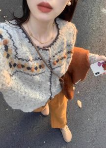 เสื้อสเวตเตอร์ถักนิตติ้งคอตตอนสีเทาสำหรับผู้หญิงในฤดูใบไม้ร่วงและฤดูหนาว ทรงหลวมๆ ปักลาย แขนยาว ปกติ