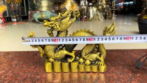 Tượng Rồng Vẩy Đế Tiền Cầm Ngọc Bằng Đồng Màu Vàng (DxRxC: 27x7x18cm nặng 2kg)