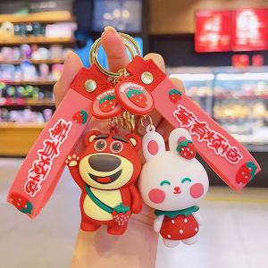 พวงกุญแจรูปการ์ตูนหมีสตรอเบอร์รี่น่ารักที่ห้อยกระเป๋าน่ารักสำหรับผู้หญิงประณีตโซ่กุญแจรถที่นิยมในโลกออนไลน์เครื่องประดับแบบแขวนตุ๊กตาขนาดเล็ก