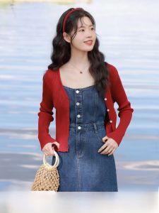 เสื้อคาร์ดิแกนสีแดงสไตล์ฝรั่งเศสสำหรับผู้หญิง เสื้อคลุมไหล่ ชุดเดรสยาวคลุมเข่า ชุดสองชิ้น แขนยาว คอวี ปกติ