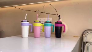 แก้วน้ําสเตนเลส 316 ขนาด 860 มล. พร้อมหลอดดูด พกพาง่าย ความจุขนาดใหญ่ รับประกันไอน้ำไม่เกาะแก้ว